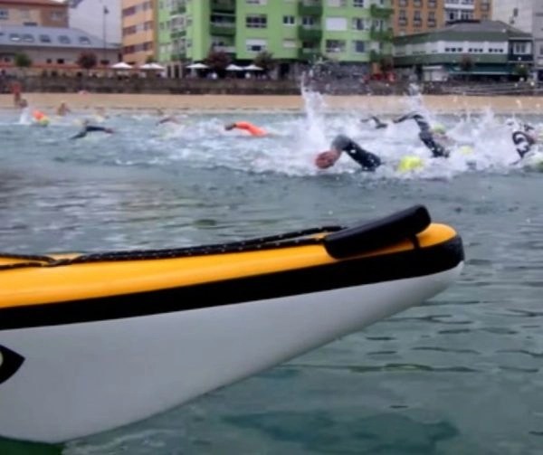 Kayakistas de apoyo preparados en la orilla para iniciar el acompañamiento de seguridad en la XXVIII Travesía a Nado Ría de Ares, organizado por el Club Marítimo de Redes