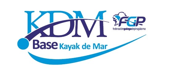 Logotipo de KDM Base Kayak de Mar junto al sello oficial de la Federación Galega de Piragüismo.