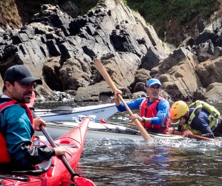 Palistas realizando maniobras técnicas para obtener la certificación de la American Canoe Association.