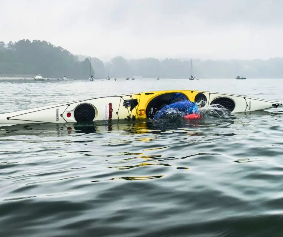 Alumno realizando la maniobra de esquimotaje para adrizar el kayak tras un vuelco.