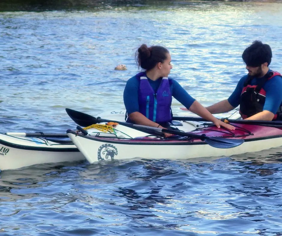 Alumno aprendiendo las técnicas básicas de paleo en un curso de iniciación.