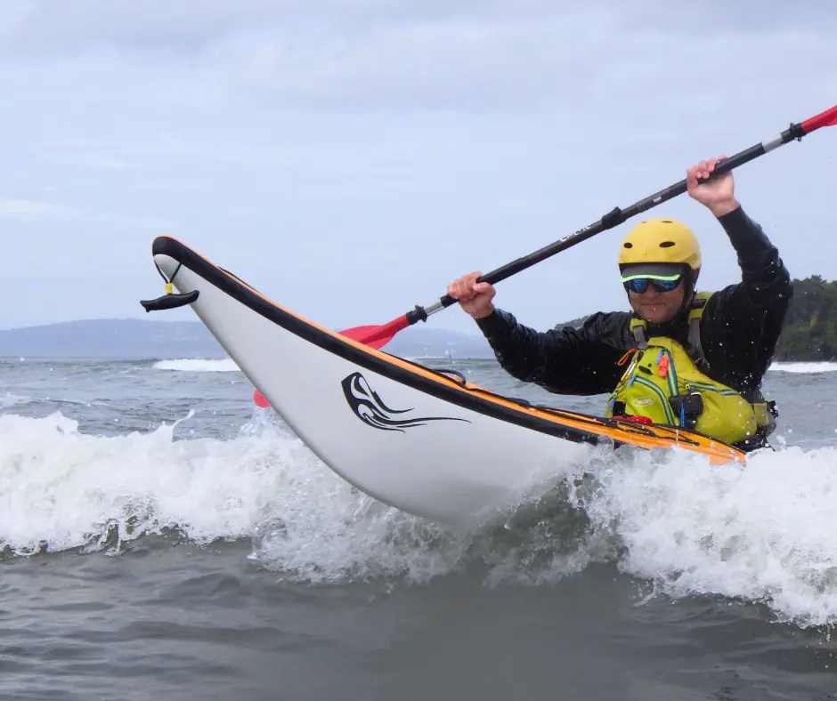 ayaks navegando en condiciones de oleaje y viento en la costa de A Coruña.
