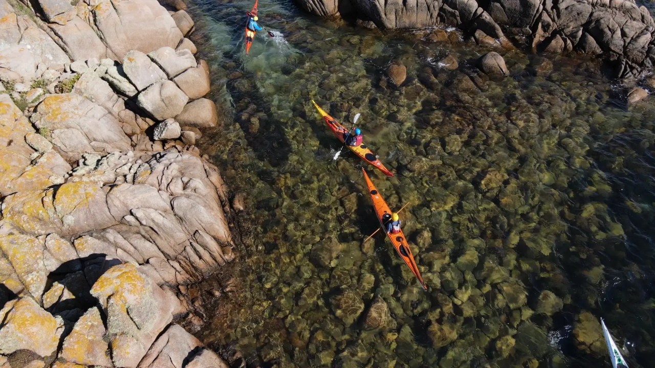 Grupo de alumnos en una formación de kayak de mar en la Ría de Ares, A Coruña.