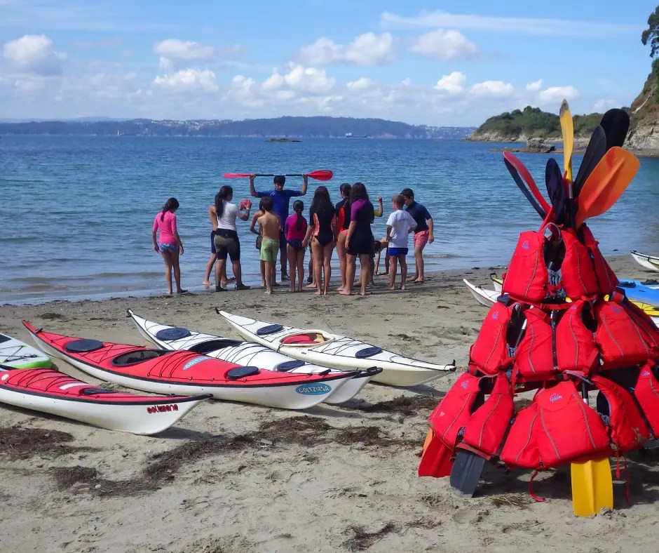 Persona practicando Paddle Surf y Kayak recreativo de forma relajada.