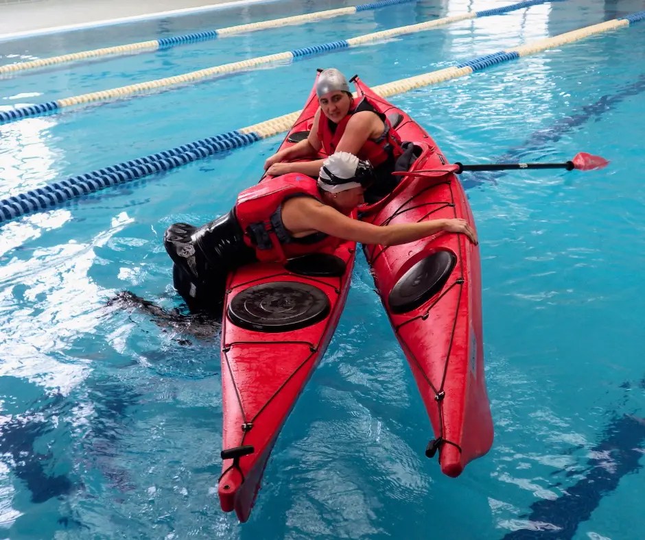 Práctica de técnicas de rescate y eskimo roll en piscina para mejorar la seguridad en kayak de mar
