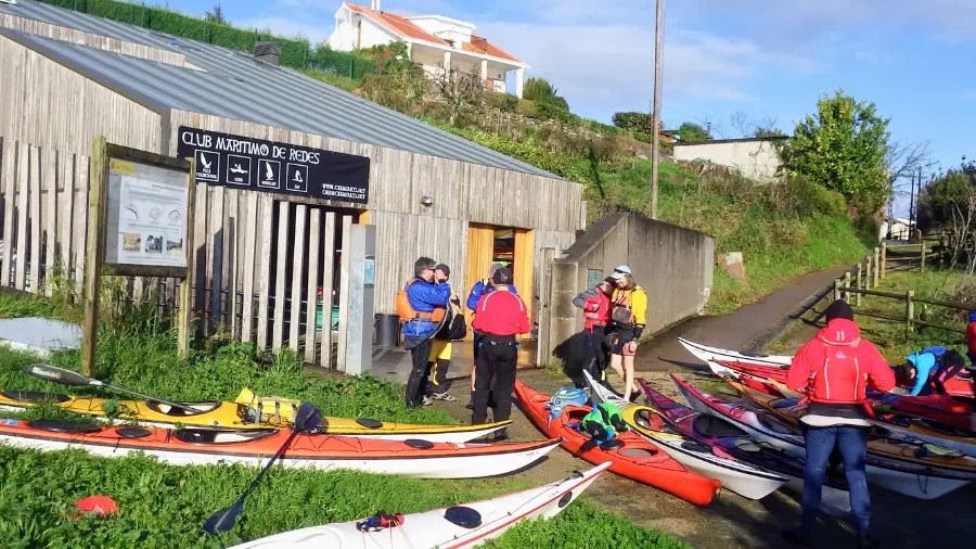 Entrada de Kayak Redes en el Club Marítimo de Redes, Ares, con kayaks listos para la actividad.