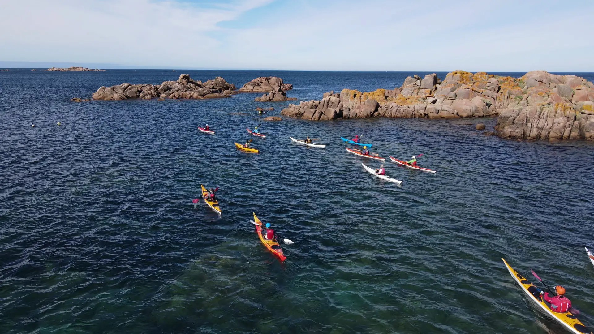 Grupo de kayakistas en travesía por la costa de Galicia durante un curso de certificación ACA Trip Leader con Kayak Redes