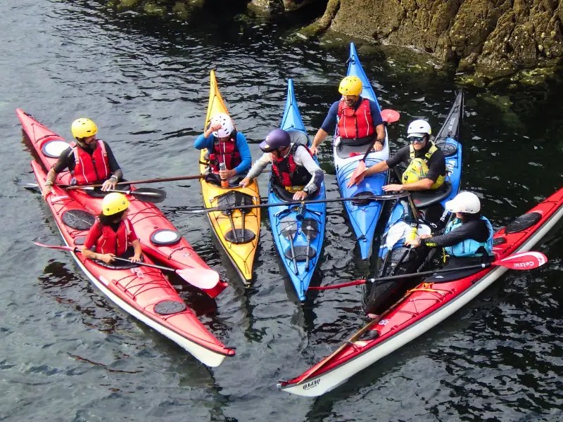 Alumnos en un curso de kayak de mar con el Club Marítimo de Redes