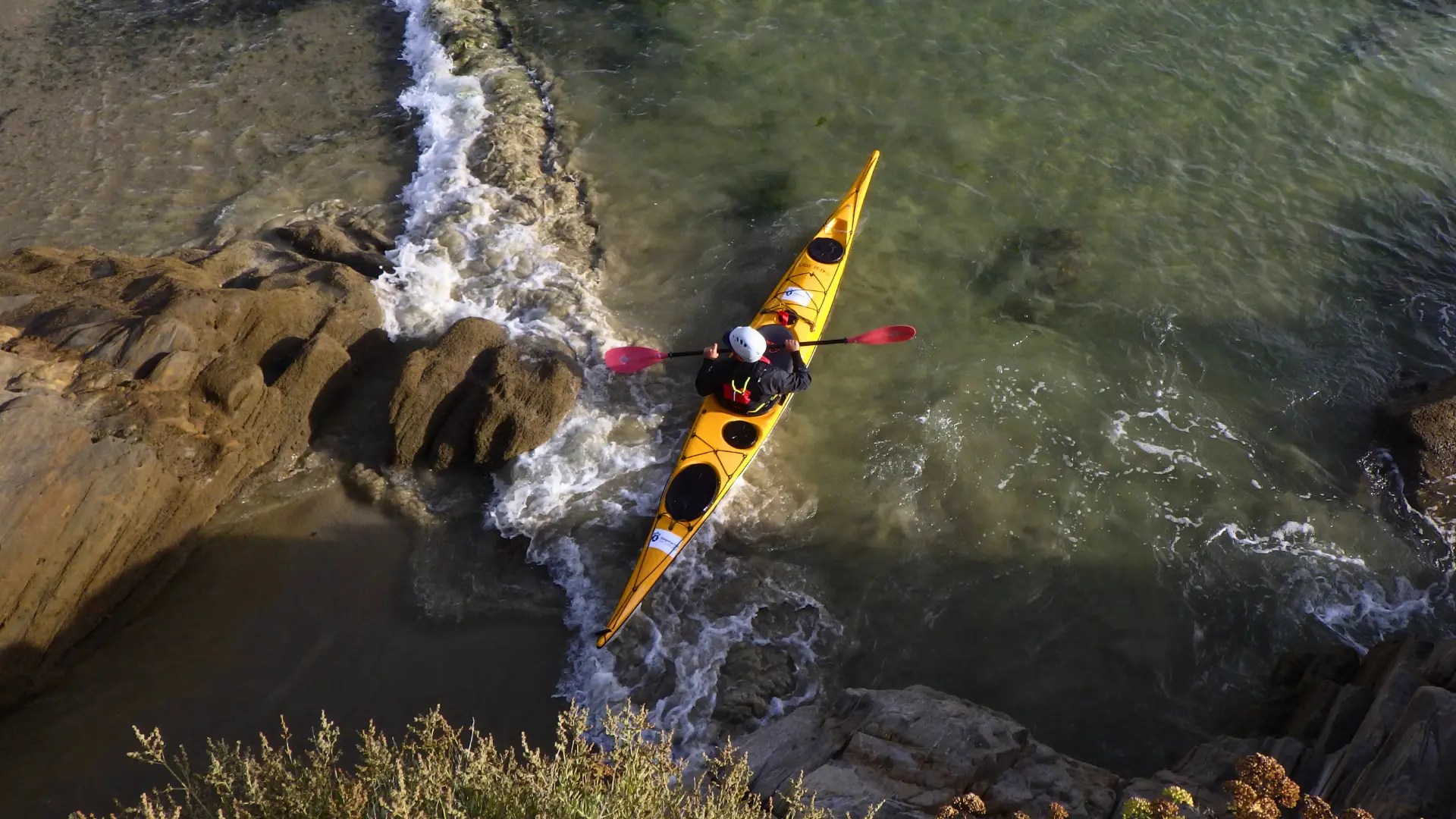 Instructores y alumnos analizando una carta náutica durante un entrenamiento técnico de la ACA en Galicia España